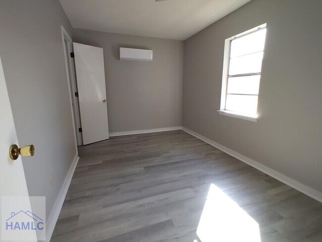 Building Photo - 7214-32 Live Oak Loop
