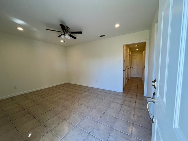 Building Photo - 1021 Sandalwood Dr