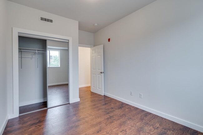 Building Photo - Newly Renovated Temple Apartments