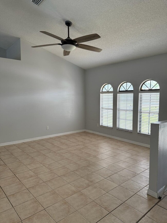 Building Photo - 917 SE Streamlet Ave