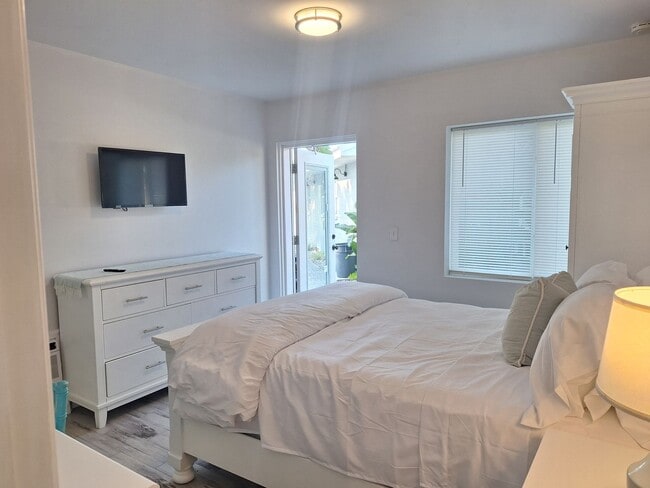 Building Photo - NSB FURNISHED EFFICIENCY-ALL UTILITES INCLUDED!