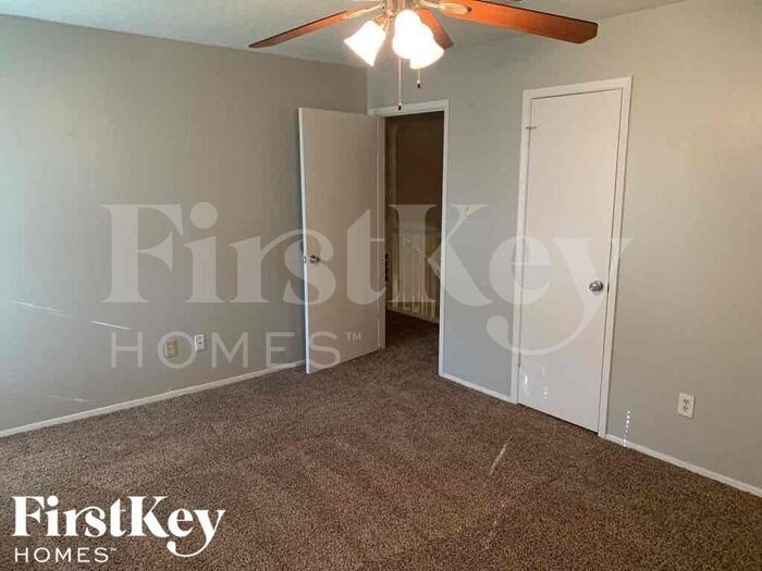 Building Photo - 15310 Meadow Village Dr