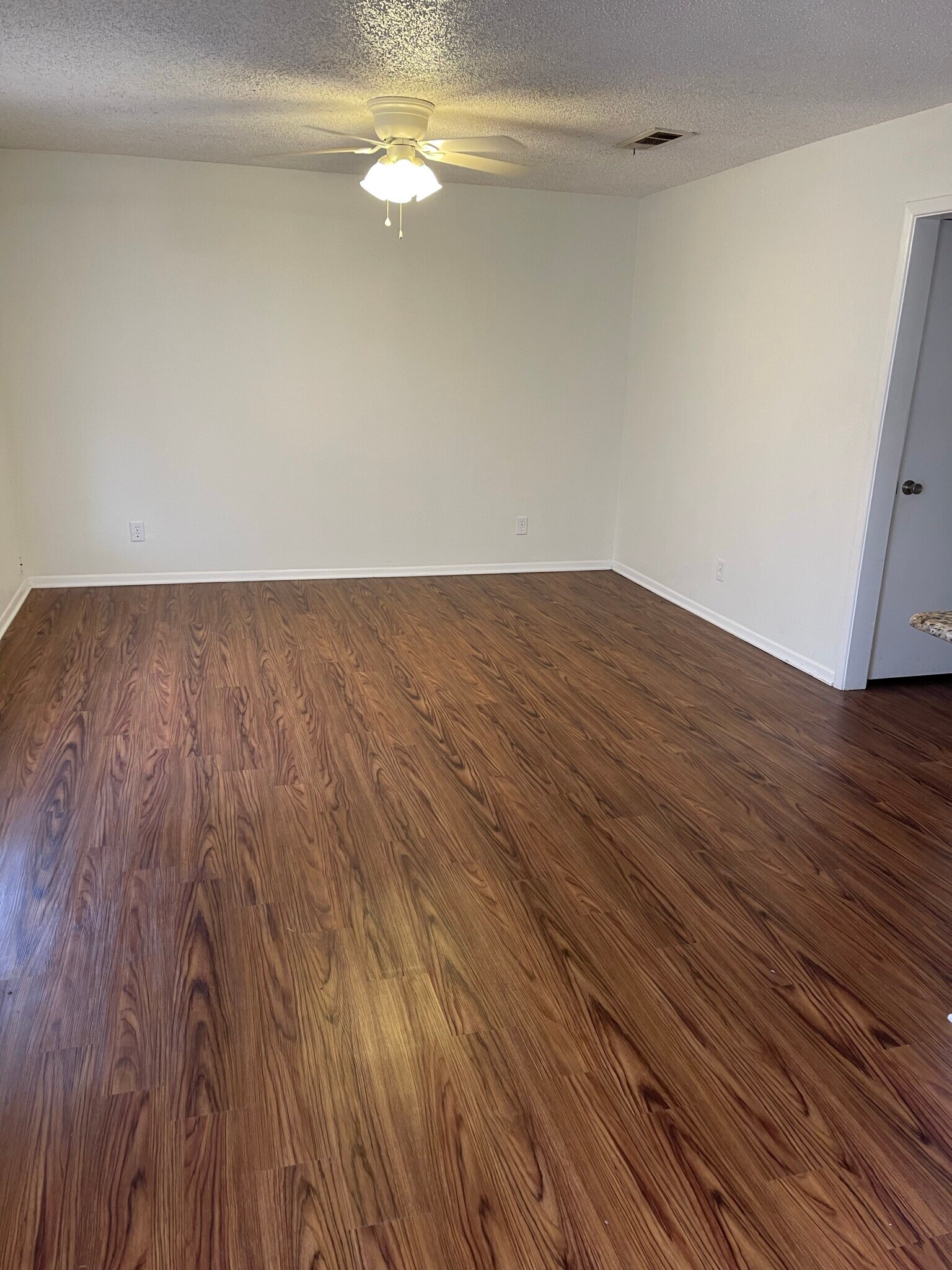 Building Photo - 3208 Matthews Dr