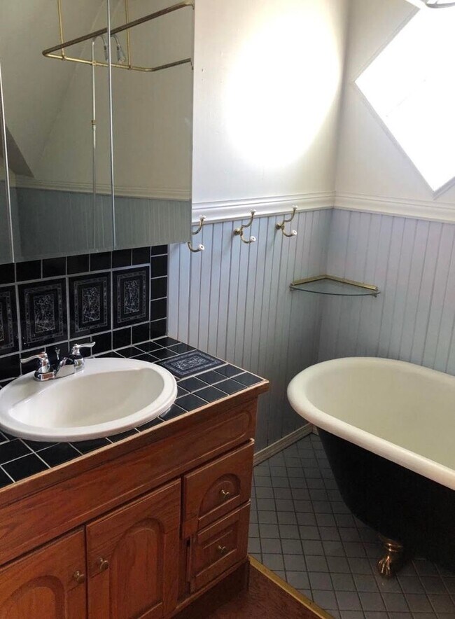 Building Photo - Victorian Charmer – 3 Bed, 1.75 Bath – Uti...