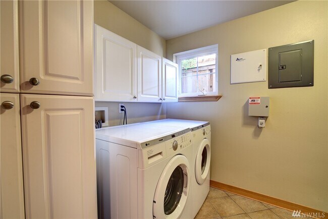 Building Photo - 6533 35th Ave NE