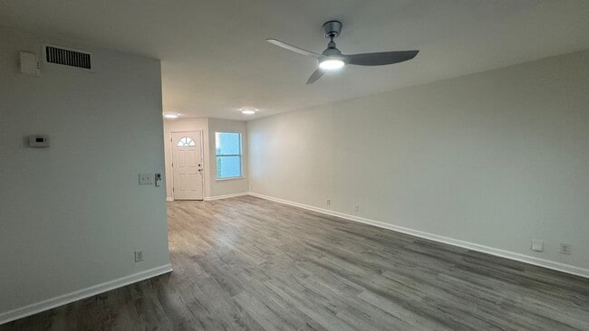 Building Photo - Beautifully Renovated 3-Bed, 2-Bath Townhome