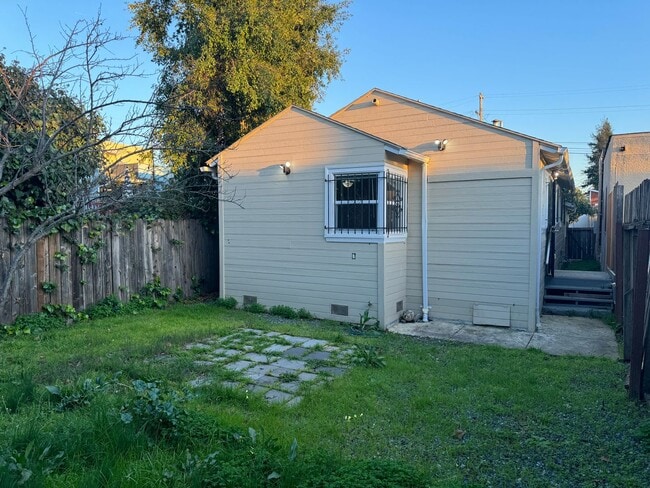 Building Photo - 2 Bed 1 Bath House in Oakland