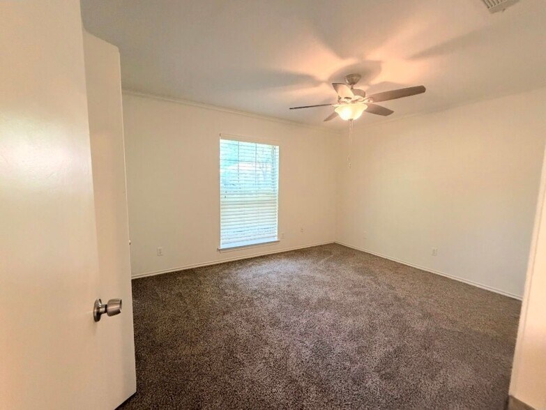 Building Photo - 3433 Lynbrook Dr