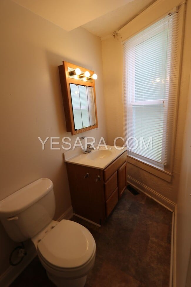 Building Photo - 2 Bedroom 2 Bath House