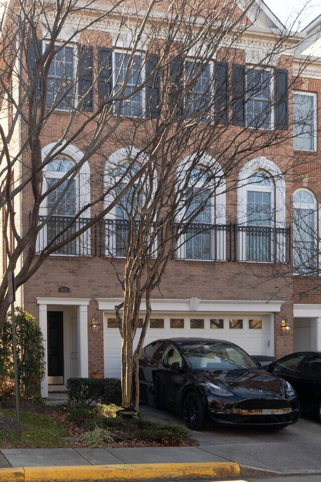 Building Photo - Well Appointed 3 Bedroom 3.5 Bath Townhome...