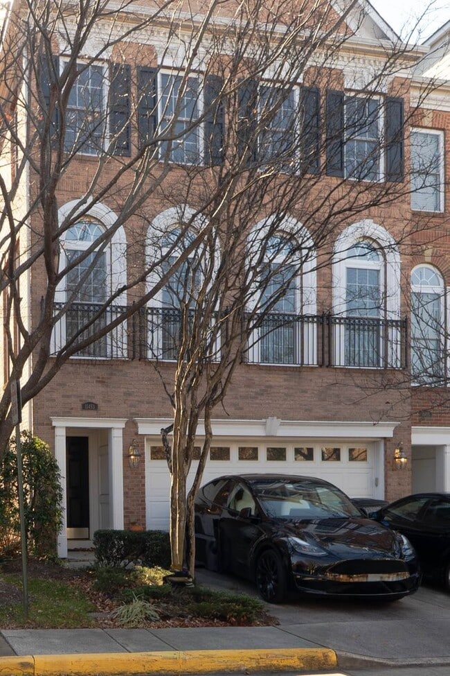 Building Photo - Well Appointed 3 Bedroom 3.5 Bath Townhome in Fairfax