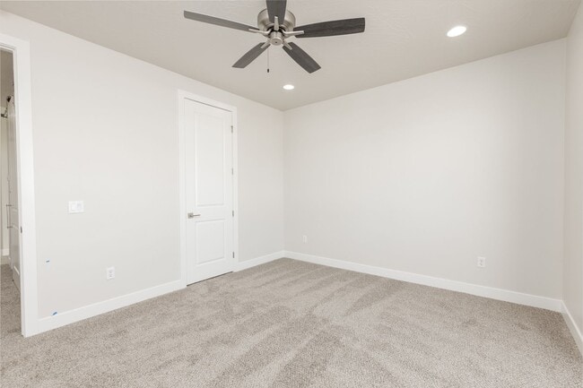 Building Photo - Pet Friendly! - Charming 3 Bedroom Townhome