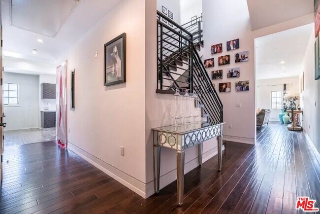 Building Photo - 225 S Hamilton Dr