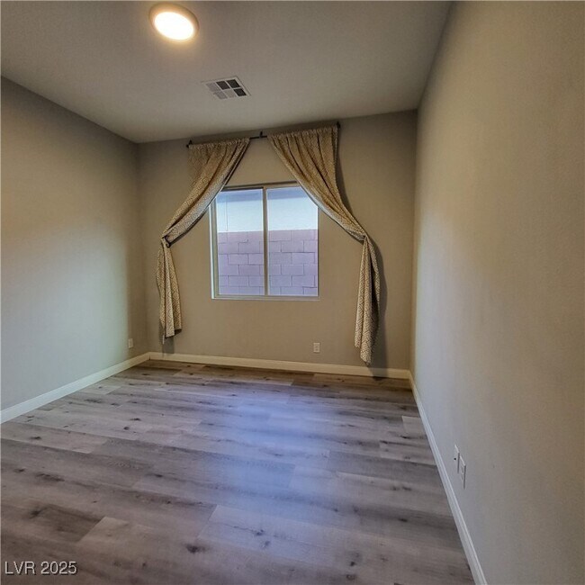 Building Photo - 365 Sapphire Rock Ave