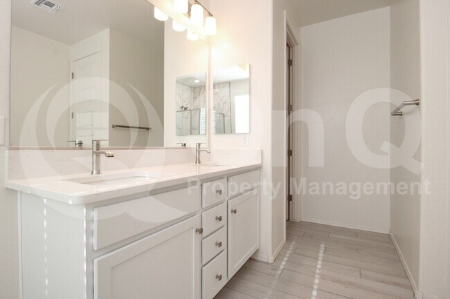 Building Photo - 3037 W la Mirada Dr