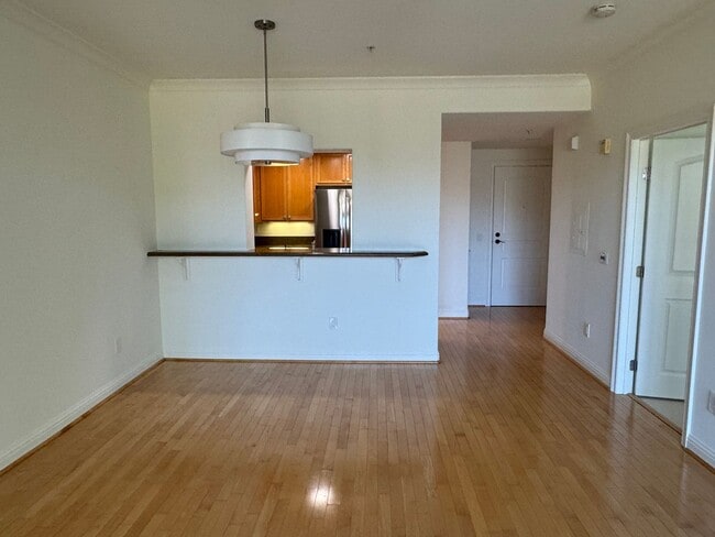 Building Photo - Updated Top Floor Unit -- Perfect Commuter Location -- Walking Distance to Laurel Street -- Must ...