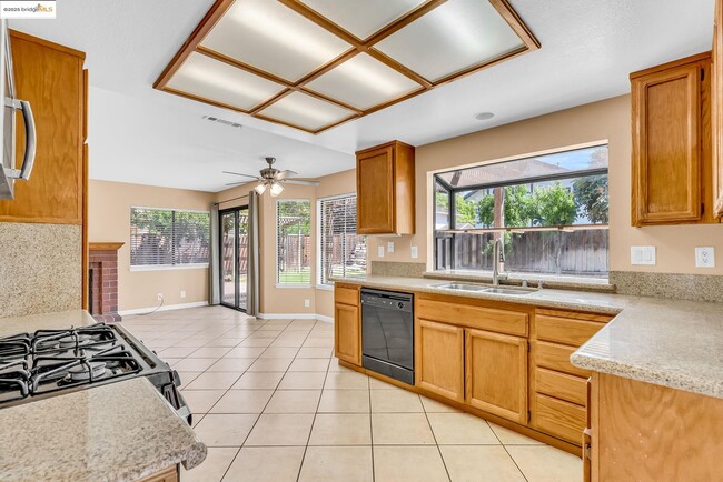 Building Photo - 4820 Ridgeview Dr