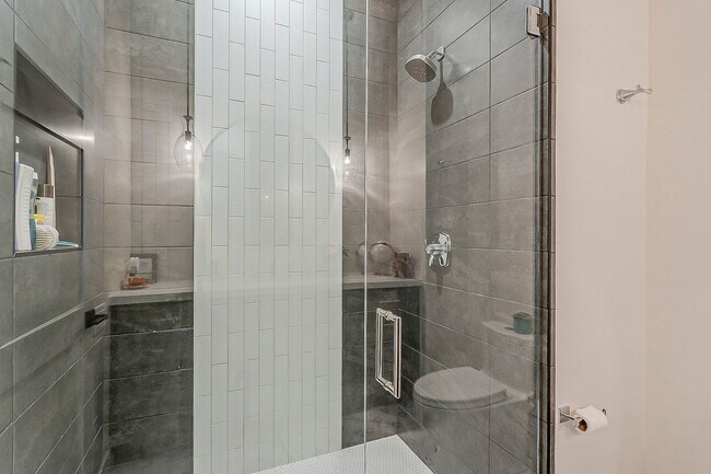 Building Photo - Luxury Home ready for January Move-in