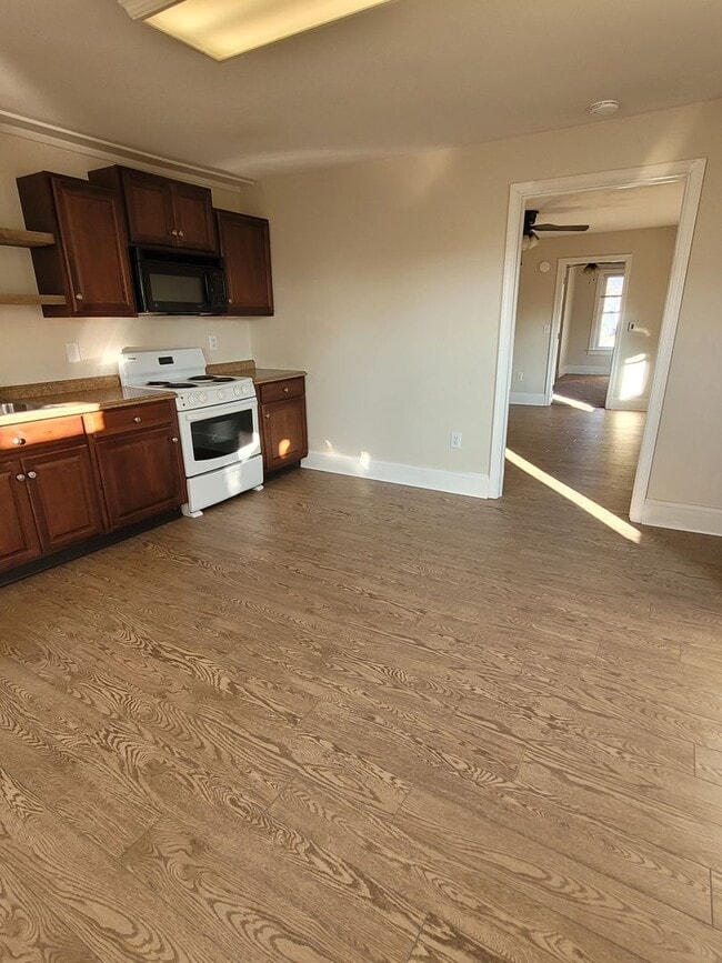 Building Photo - 984 W Main St