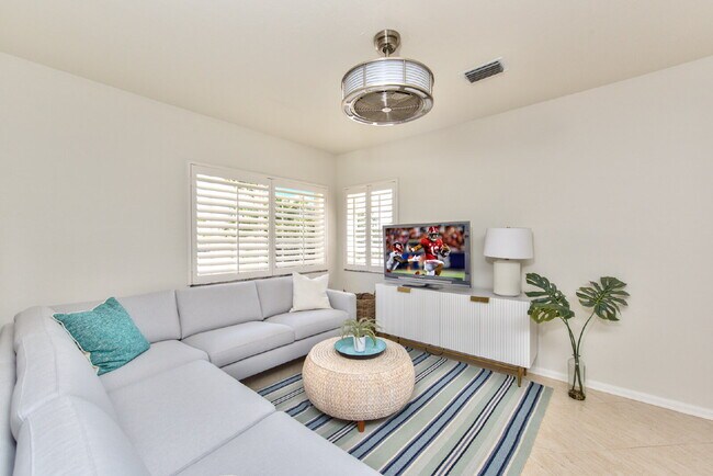 Building Photo - Pelican Marsh Pool home