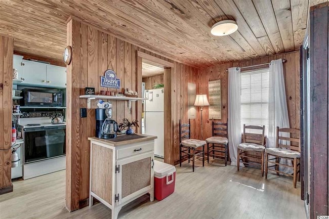 Building Photo - 502 16th Ave S