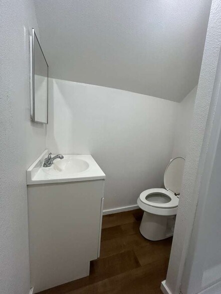 Building Photo - 426 N Clements St