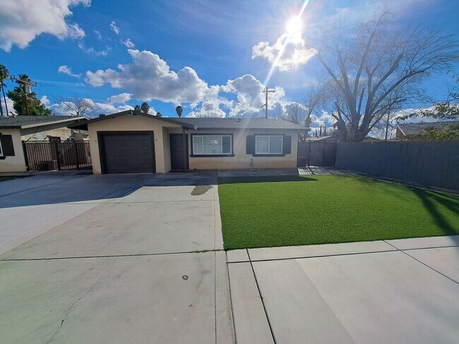 Building Photo - Nice and Cozy Duplex in the Heart of Hemet is now for rent