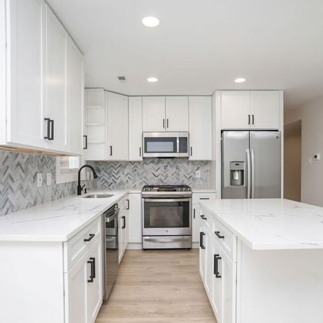 Building Photo - Beautifully updated 3 bedroom home in Ambl...