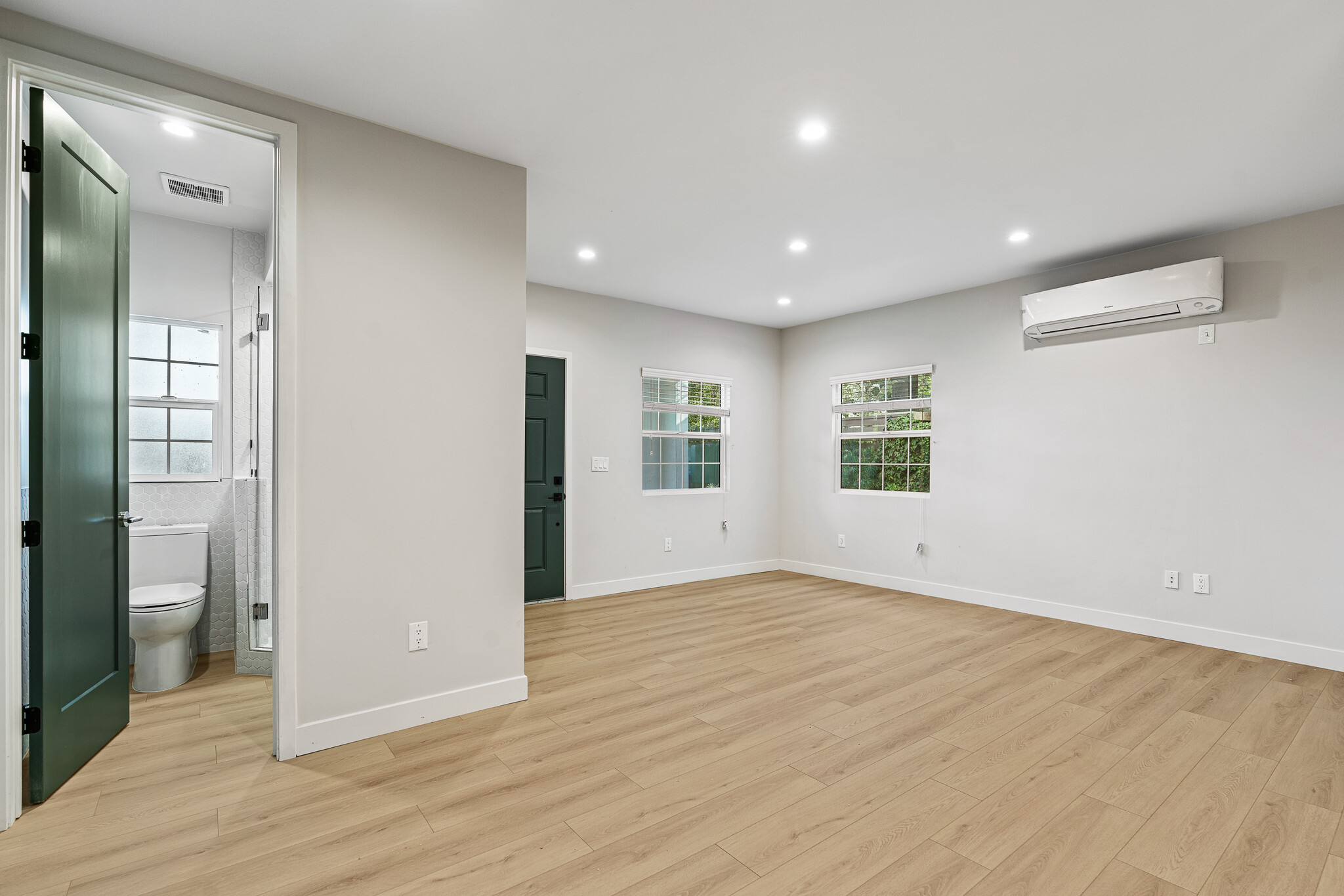 Building Photo - 1427 Edgecliffe Dr