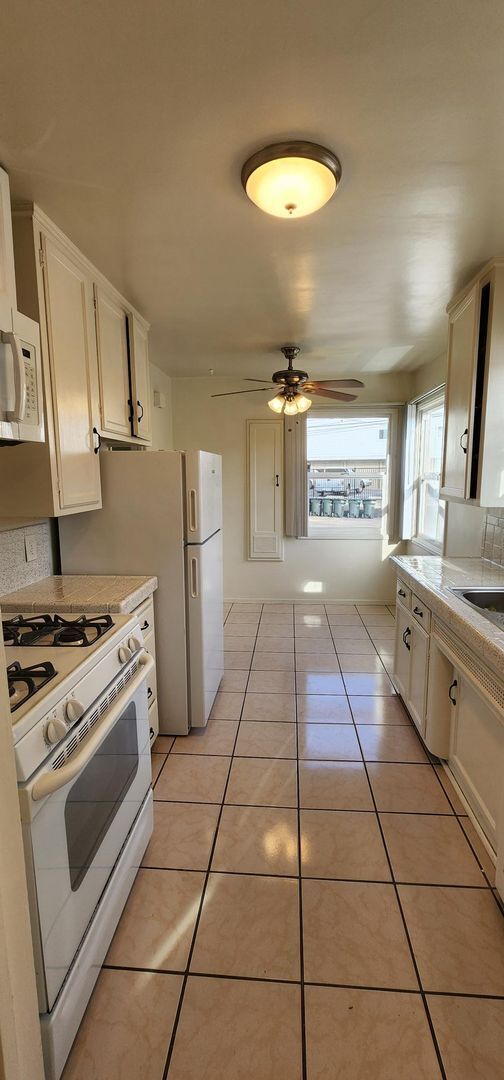 Building Photo - Recently Reduced!*New Year's Special!!*Vintage duplex near La Mesa Village + basement storage!