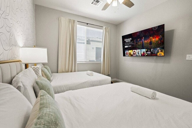 Building Photo - 6612 W Paradise Ln