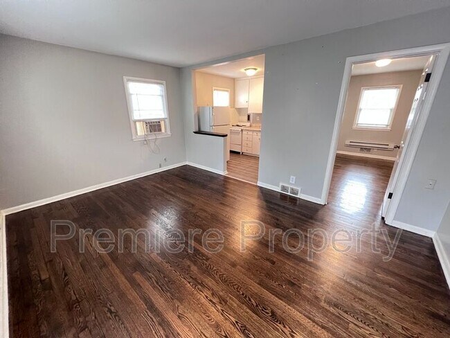 Building Photo - 833 E 21st Ave