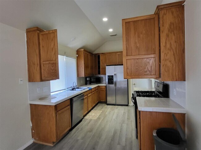 Building Photo - 304 N Kings Canyon Dr