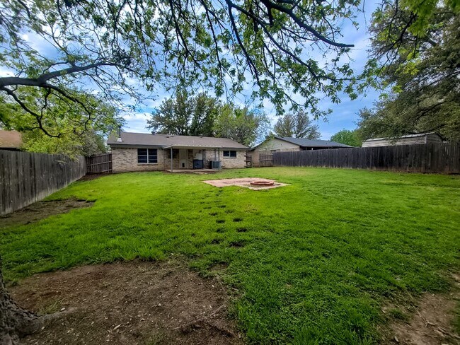 Building Photo - Great 3 Bedroom Home Move In Ready