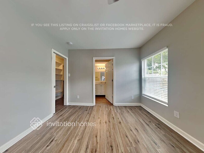 Building Photo - 320 W Avenue G