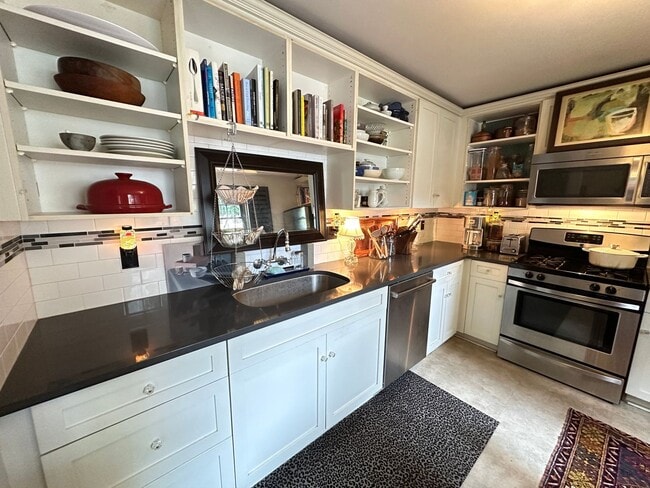 Building Photo - Queen Anne - Villa Costella - 1 Bedroom / ...