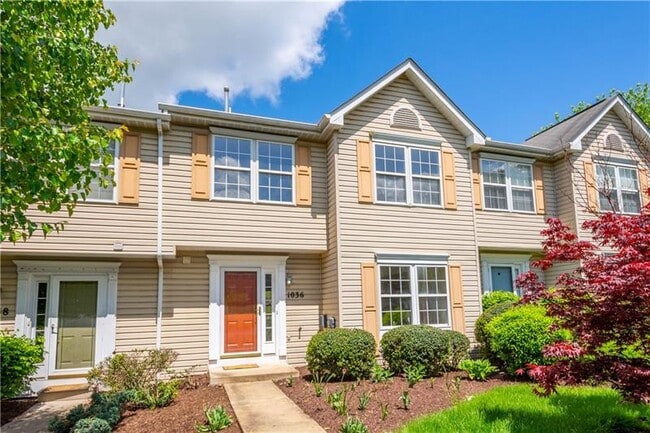 Building Photo - 1036 Royal Dr