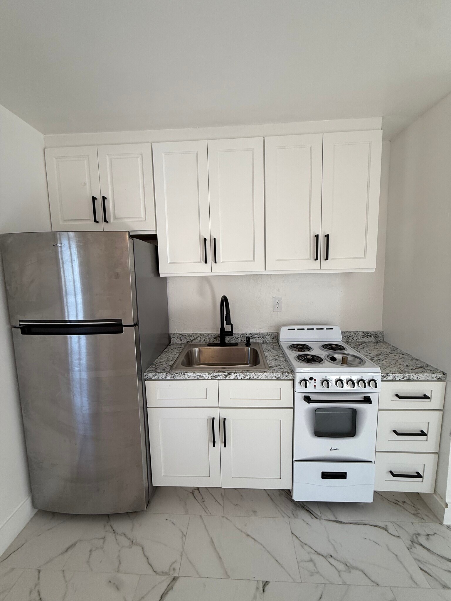 Building Photo - 1290 Highlands Dr