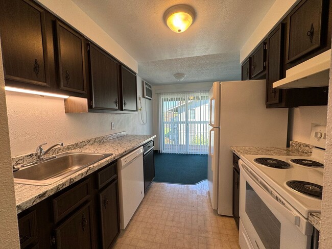 Building Photo - 2 Bedroom Upstairs apartment For Rent Loca...