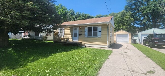 Building Photo - Don't miss this fully fenced back yard, de...
