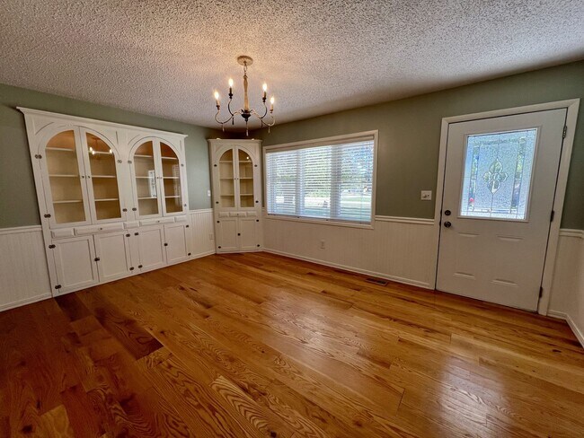 Building Photo - 3 Bedroom Home in Greenwood!