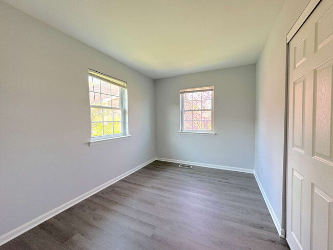 Building Photo - Charming Townhome with Modern Touches & Commuter Convenience!
