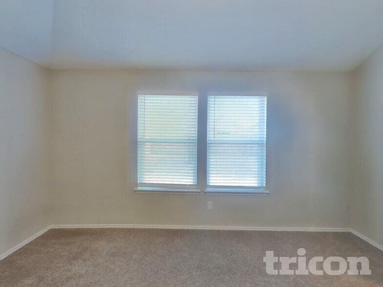 Building Photo - 1915 Pin Oak Ln