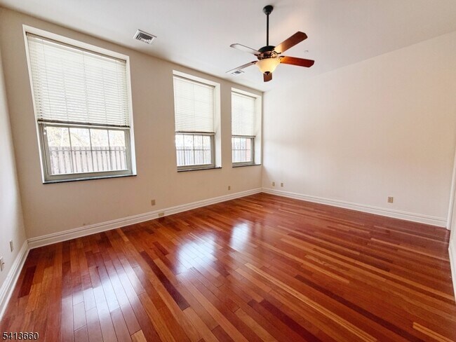 Building Photo - 33 Forest Ave