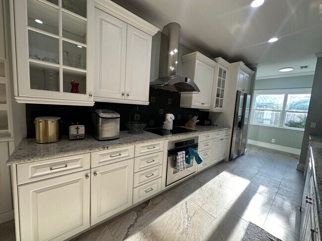 Building Photo - ** 3/2.5 Private Oasis Furnished or Unfurn...