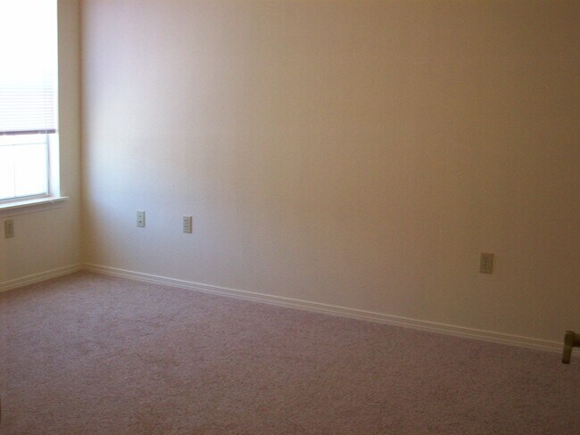 Building Photo - 137 Townsgate Plz