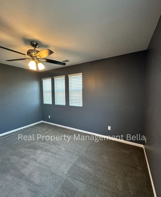 Building Photo - Cul-de-Sac Comfort + Space for Everyone