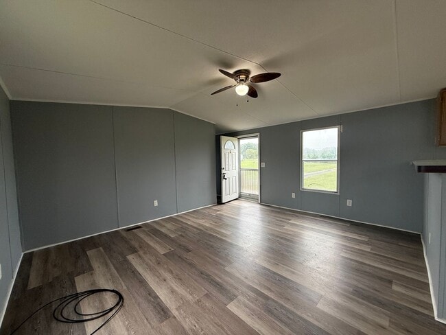 Building Photo - 3 Bedroom 2 Bathroom Mobile Home Located in Greeneville, TN