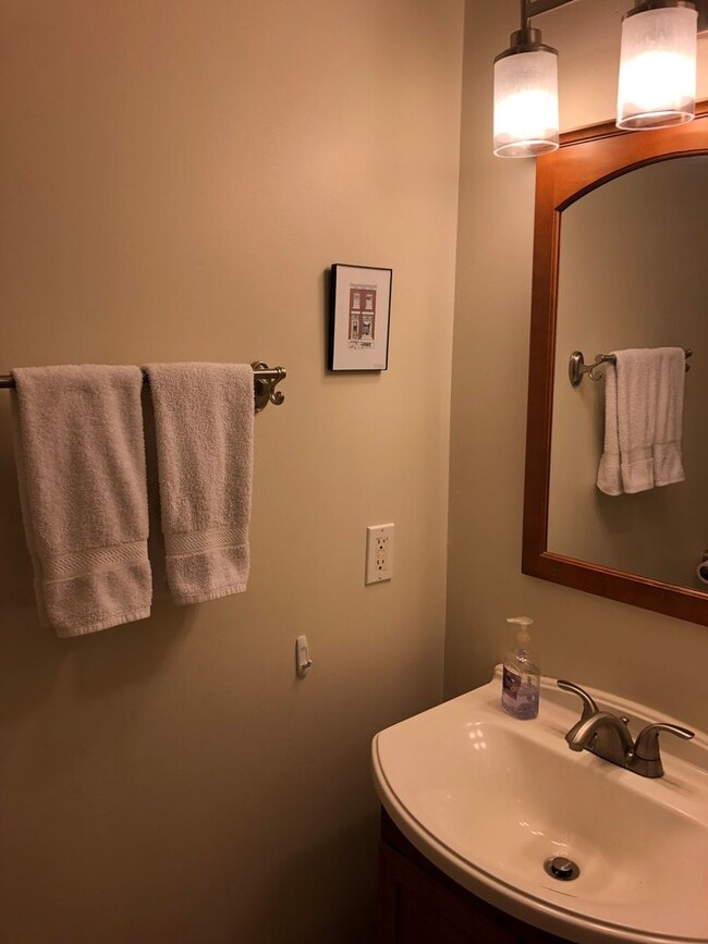 Building Photo - Modern Large and spacious house available in Locus Point