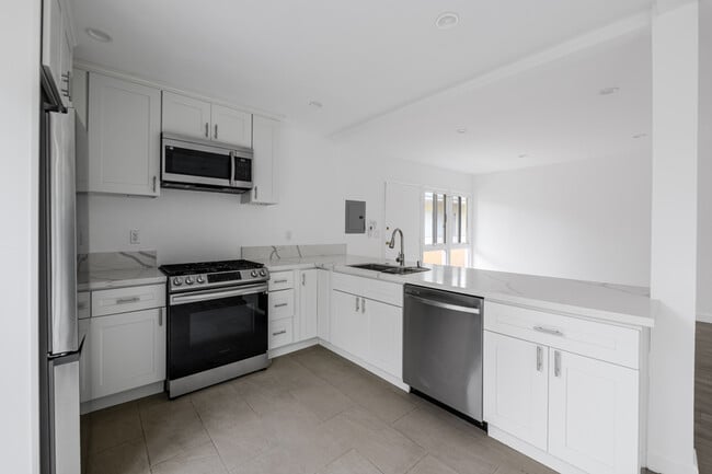 Building Photo - 337 Rexford Dr